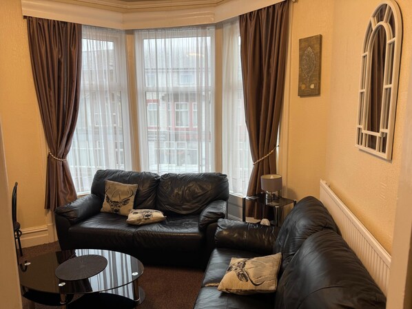 Flat 4 (Double) with Living Room | Wohnbereich