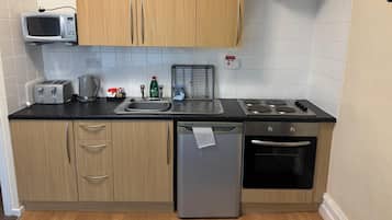 Flat 4 (Double) with Living Room | Yksityinen keittiö | Mikroaaltouuni, keittoastiat/astiat/ruokailuvälineet