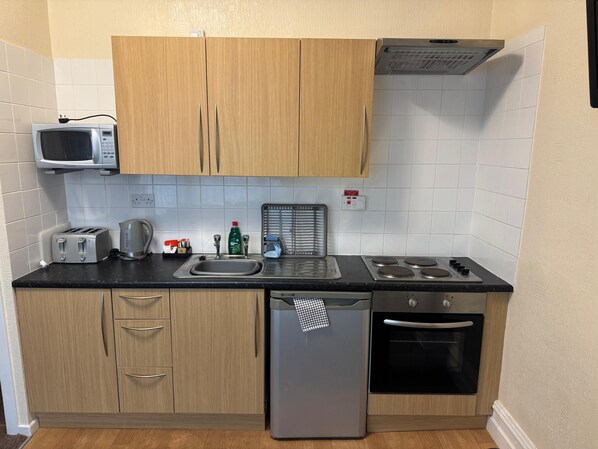 Flat 4 (Double) with Living Room | Yksityinen keittiö | Mikroaaltouuni, keittoastiat/astiat/ruokailuvälineet