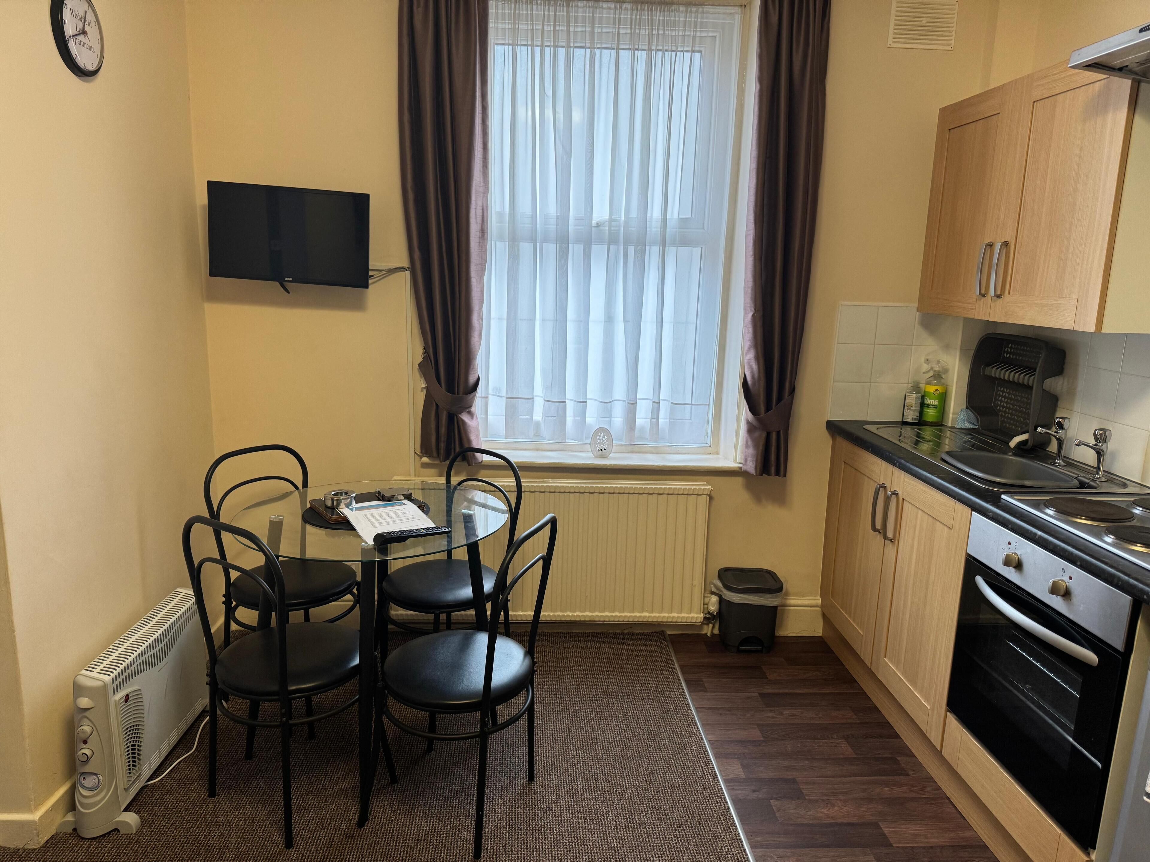 Flat 6 (Double) | Essbereich im Zimmer