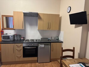 Flat 1 (Double) | Yksityinen keittiö | Mikroaaltouuni, keittoastiat/astiat/ruokailuvälineet