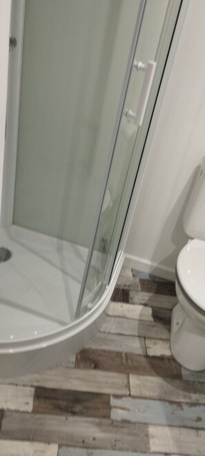 Regadera, secadora de cabello, toallas, papel de baño 