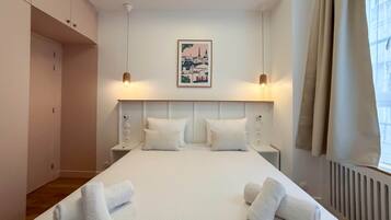 3 chambres, bureau, fer et planche à repasser, lit parapluie