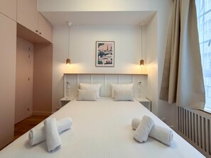 3 chambres, bureau, fer et planche à repasser, lit parapluie