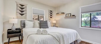 Modern Main-Level | TWO Kings • Yard • Downtown