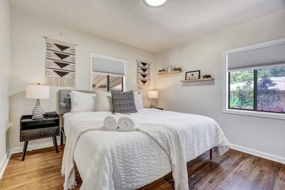 Modern Main-Level | TWO Kings • Yard • Downtown