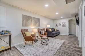 Smart TV - Quiet Basement Retreat | King Bed, Firepit, Yard (Colorado Springs)