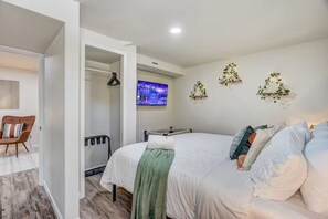 Free WiFi - Quiet Basement Retreat | King Bed, Firepit, Yard (Colorado Springs)