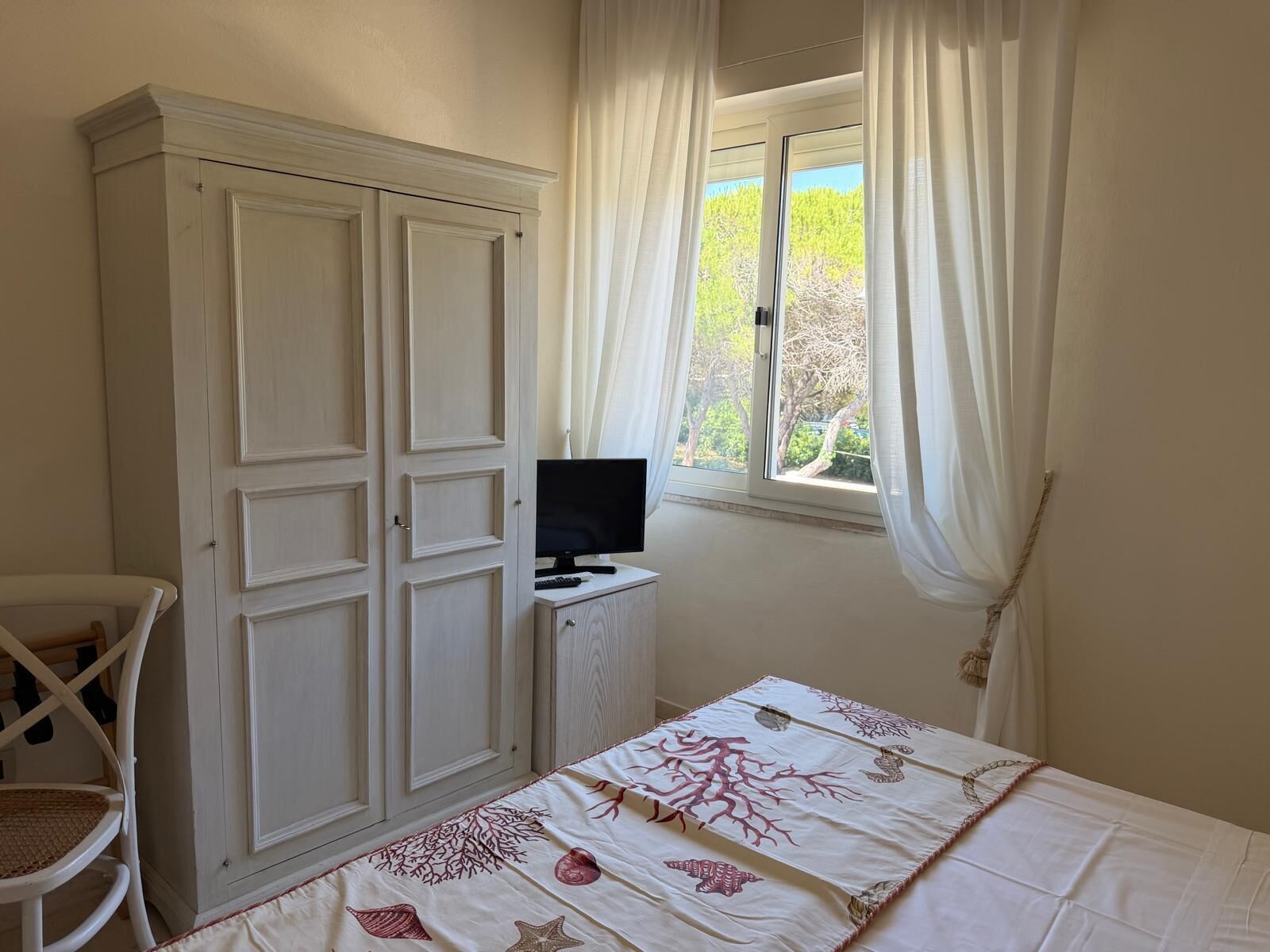 Economy Double Room, Garden View | Minibar, in-room safe, blackout drapes, free WiFi