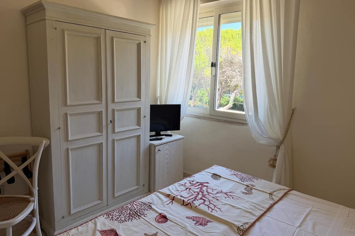 Economy Double Room, Garden View | Minibar, in-room safe, blackout drapes, free WiFi