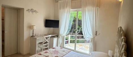 Dobbeltrom – standard, strandutsikt | Safe på rommet, blendingsgardiner, wi-fi (inkludert) og sengetøy