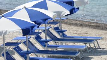 Privatstrand, weiĂer Sandstrand, LiegestĂŒhle, Sonnenschirme