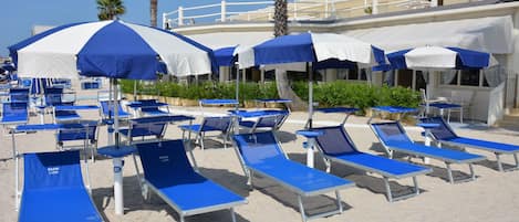 Privatstrand, weißer Sandstrand, Liegestühle, Sonnenschirme