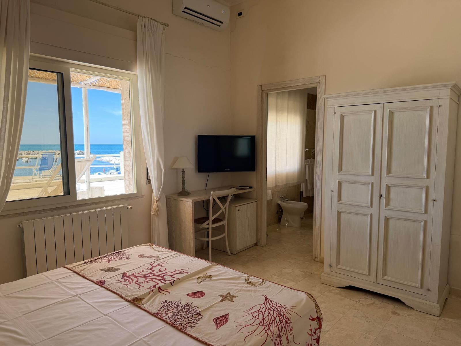 Superior Double Room, Sea View | Minibar, in-room safe, blackout drapes, free WiFi
