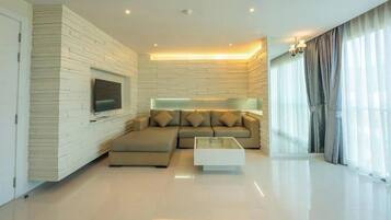 Penthouse Apartment | Cofres nos quartos, espaço de trabalho para notebook