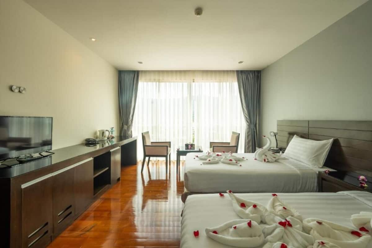 Deluxe Twin Room | In-room safe, laptop workspace, soundproofing, free WiFi