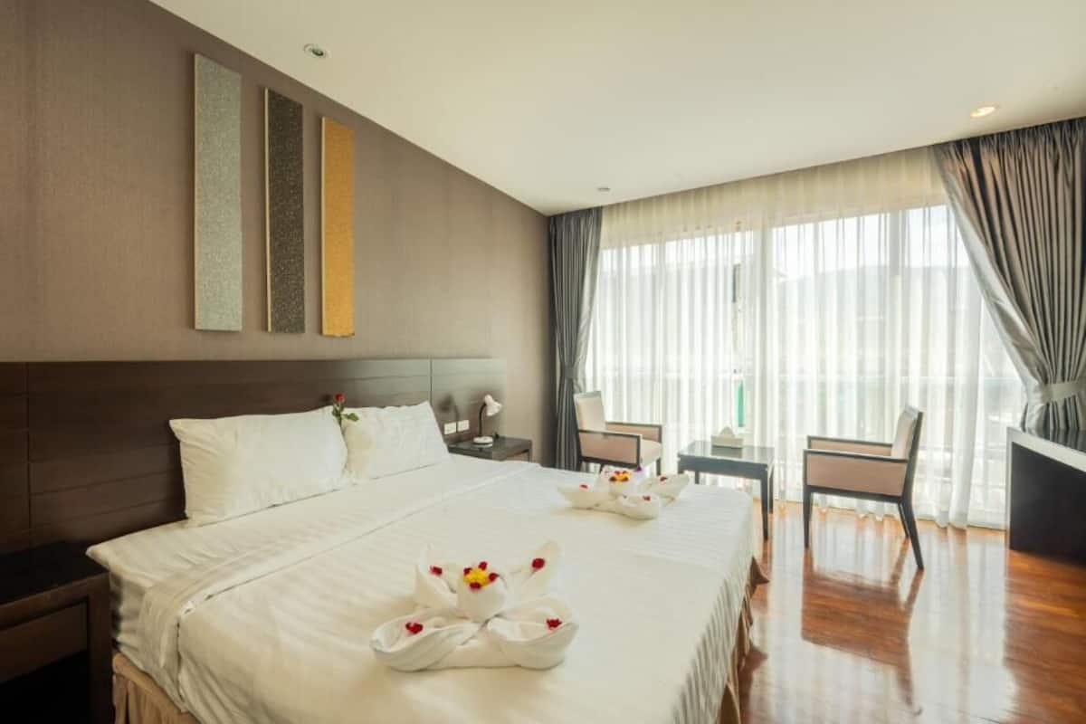 Deluxe Double Room | In-room safe, laptop workspace, soundproofing, free WiFi