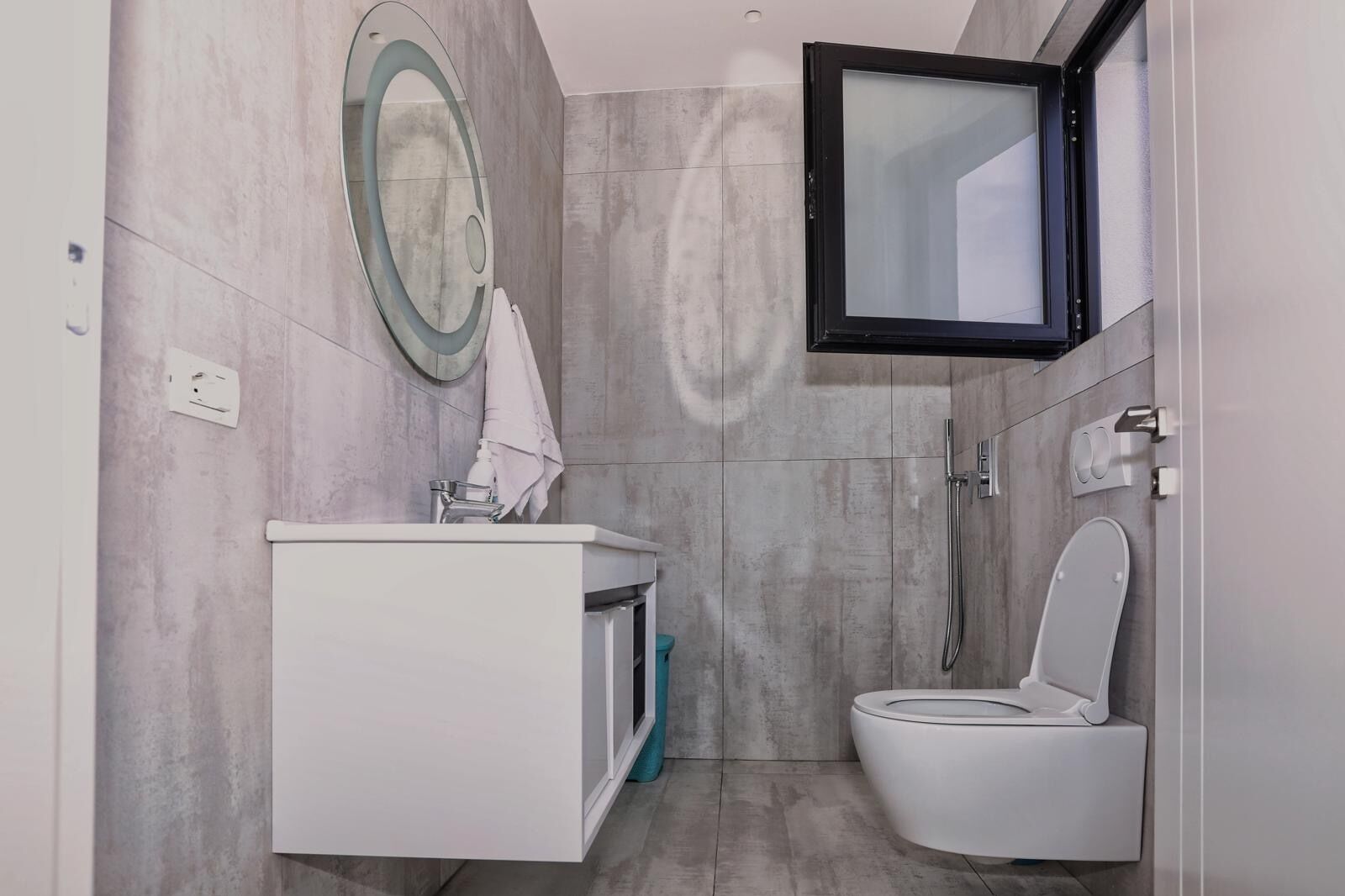 Shower, hair dryer, bidet, towels