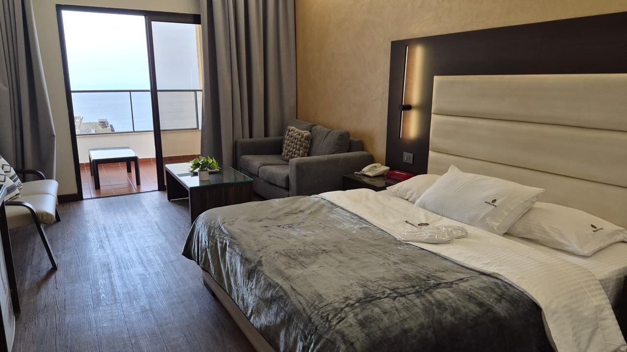 Caja de seguridad en la habitación y cortinas blackout 