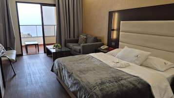 Caja de seguridad en la habitación y cortinas blackout