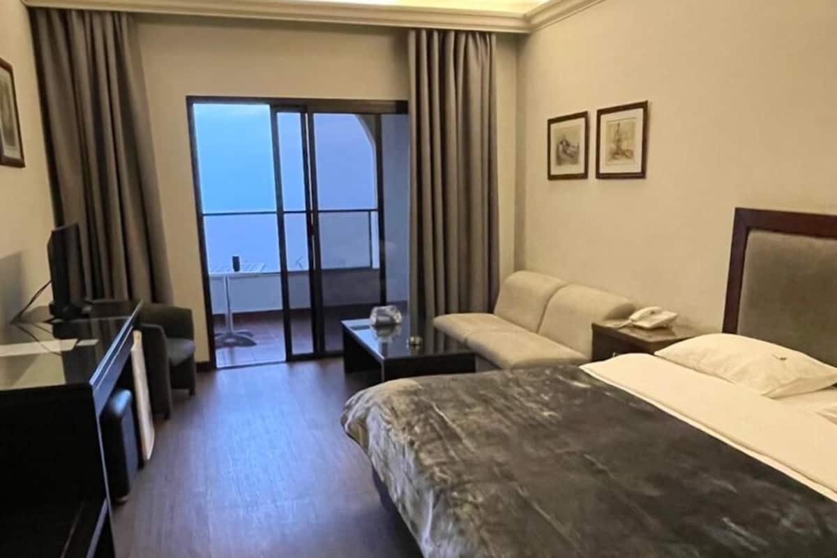 Coffres-forts dans les chambres, rideaux occultants