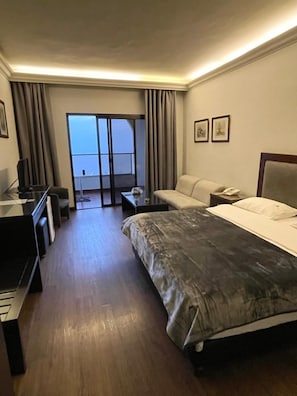 Deluxe-Zimmer, Balkon, Meerblick | Zimmersafe, Verdunkelungsvorhänge, Bügeleisen/Bügelbrett