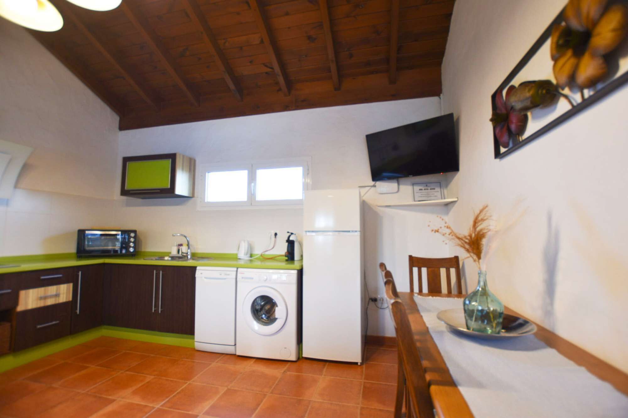 Frigorífico, microondas, horno y placa de cocina