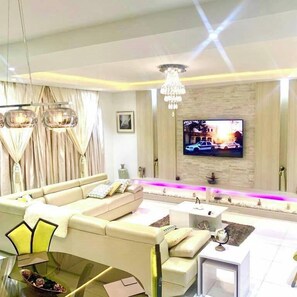 Appartement Économique, balcon, vue ville | Coin séjour