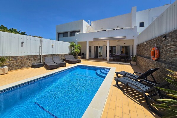 Outdoor pool - Casa Jokpa Mar - Villa Near São Rafael Beach (Albufeira)