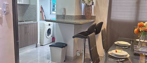 Apartment, 2 Bedrooms, Balcony, City View | Dining