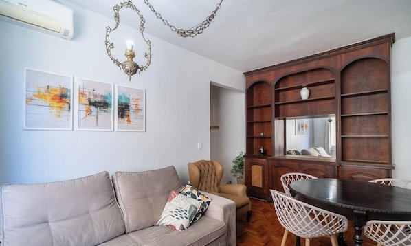 Appartement de base | Aire de séjour | Téléviseur connecté de 32 po avec télévision numérique