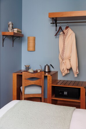 Habitación triple estándar | Caja fuerte y espacio para trabajar con un portátil
