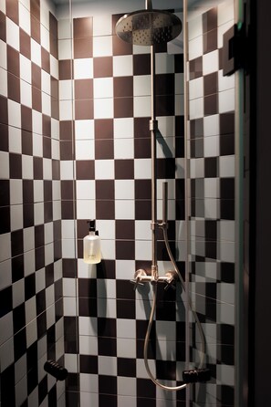 Klassieke tweepersoonskamer | Badkamer | Een douche, een regendouche,  milieuvriendelijk toiletgerief