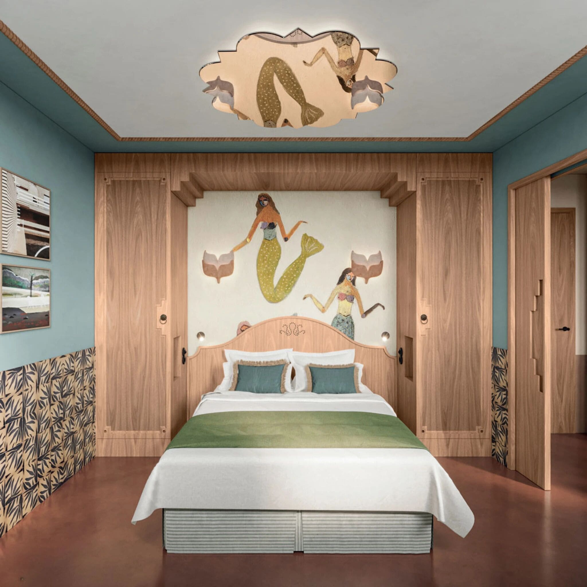 Ein Schlafzimmer mit einer großen Wandmalerei von Meerjungfrauen, einem hölzernen Kopfteil und einem Bett mit grüner Tagesdecke.
