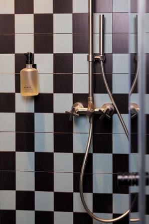Superior Double Room | Bathroom | Shower, rainfall showerhead, eco-friendly toiletries, hair dryer - Babel Lille (Lille)