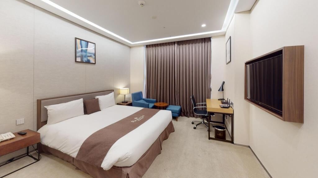 In-room safe, blackout curtains, free WiFi