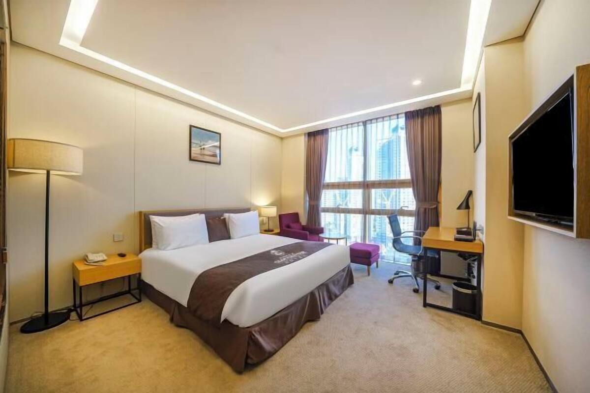 In-room safe, blackout curtains, free WiFi