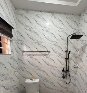 Shower, towels, soap, toilet paper - Private Rooftop Studio W/ 1 bedroom & Starlink Wifi (East Legon)