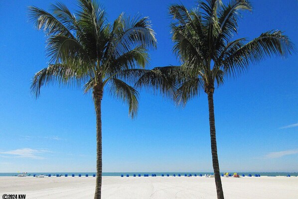 On the beach - SANDARAC 604b BEACHFRONT 2B/2B VACATION CONDO w/  GULF VIEW, RESORT POOL! (Fort Myers Beach)