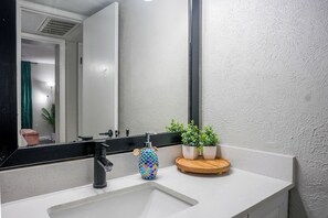 Haartrockner, Handtücher, Seife, Shampoo