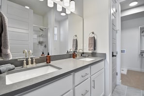 Douche, sèche-cheveux, serviettes fournies