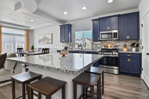 Fridge, microwave, oven, stovetop - Heber Valley Escape w/ Games, Theater & Hot Tub (Heber City)