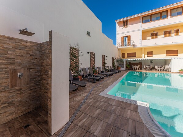 Una piscina al aire libre