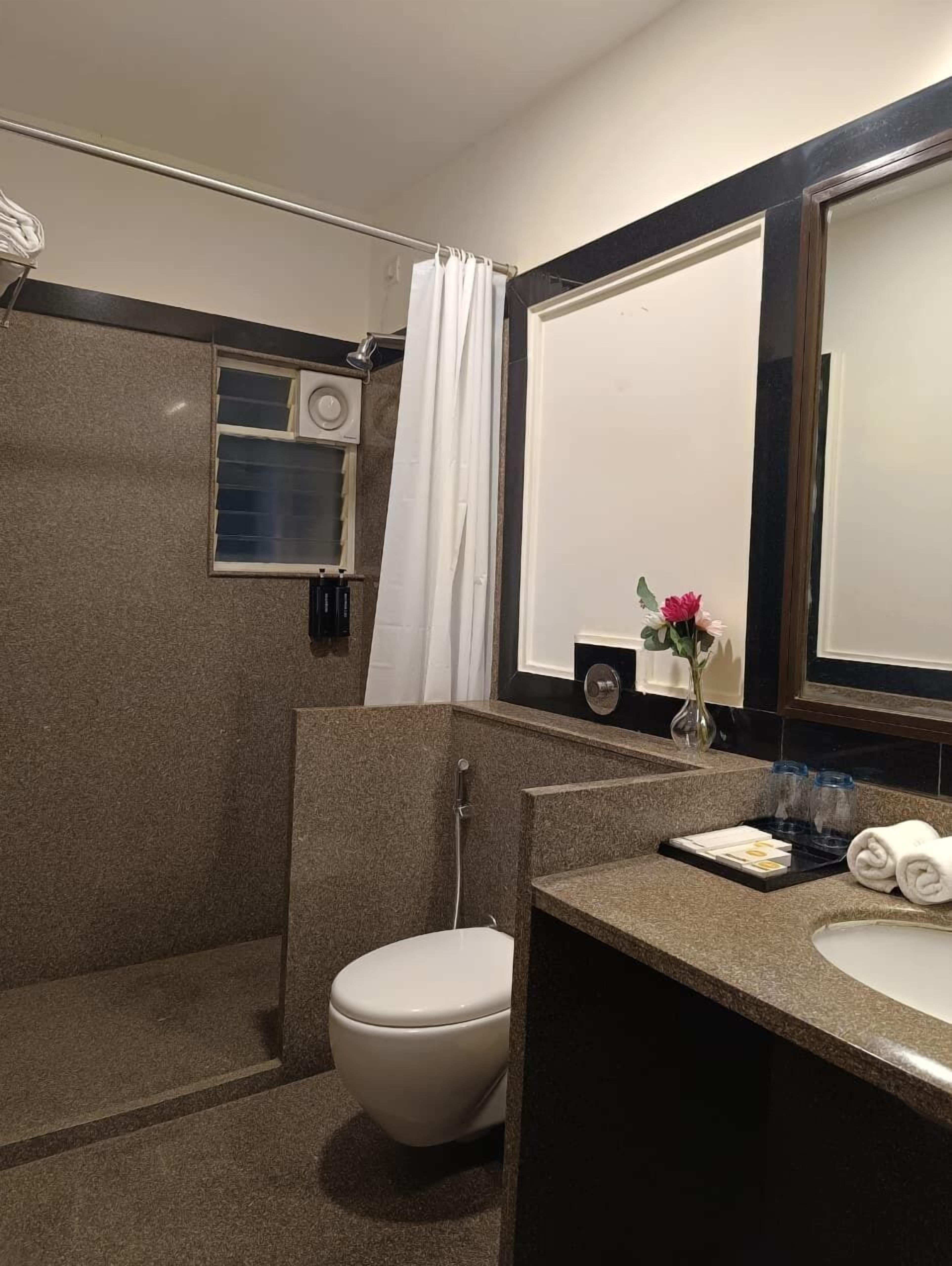 Business Twin Room, 1 Bedroom | Bathroom | Bathrobes, slippers, bidet
