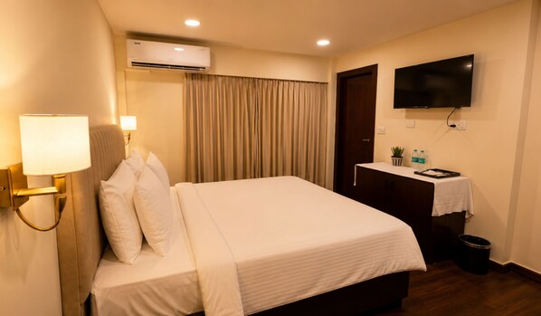 Standard Room | Peti besi dalam bilik, meja, ruang kerja komputer riba 
