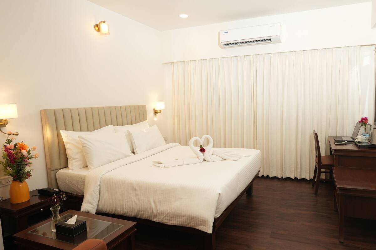 Standard Room | In-room safe, desk, laptop workspace, iron/ironing board