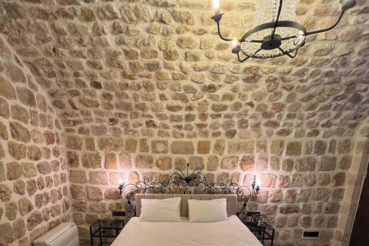 Ropa de cama de alta calidad y minibar