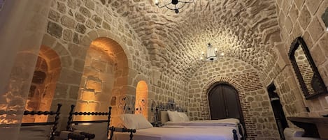 Habitación familiar | Ropa de cama de alta calidad y minibar