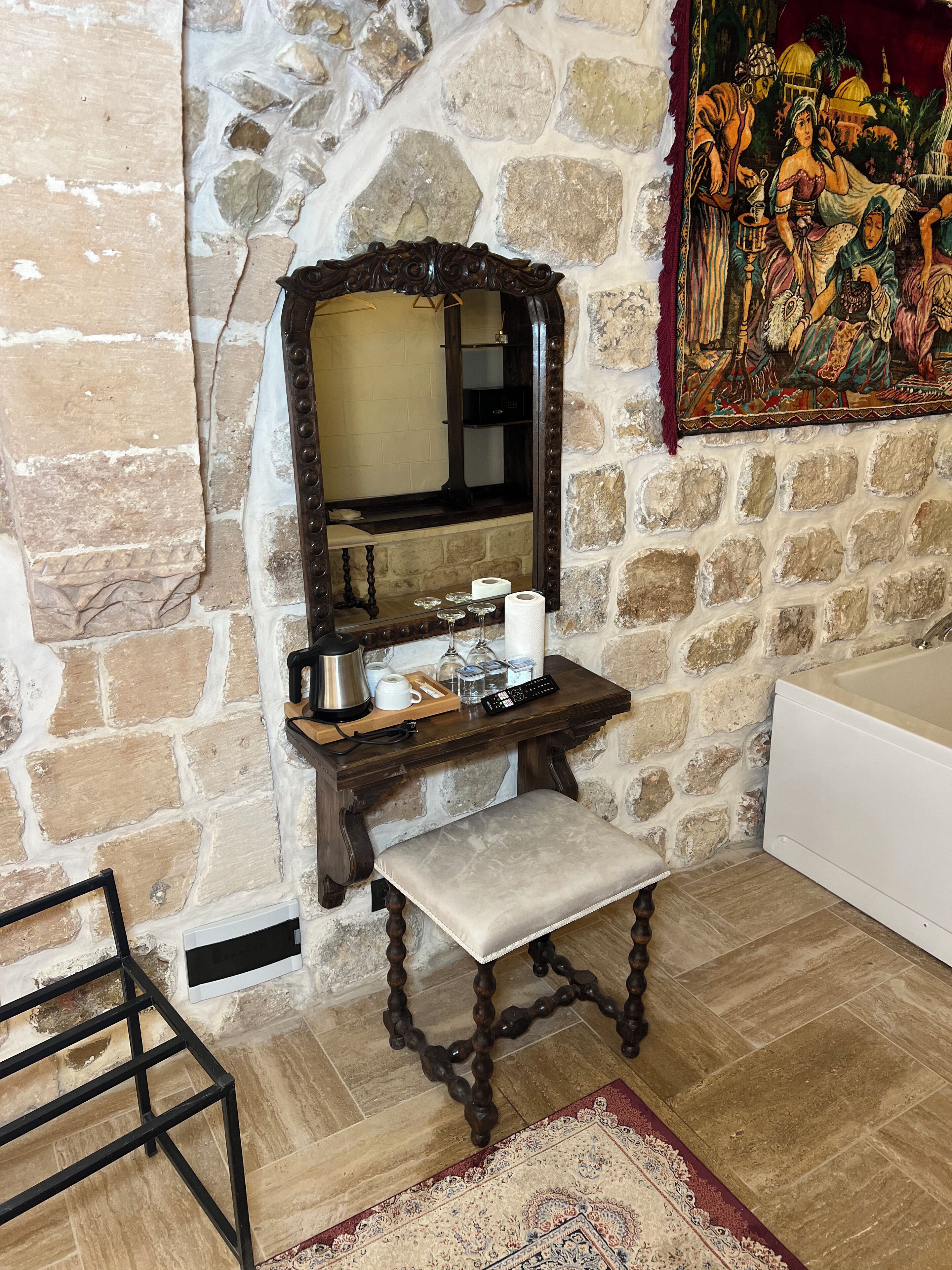 高级套房 | 高档床上用品、迷你吧、客房内保险箱、办公桌