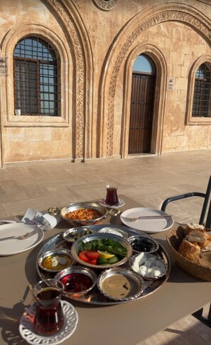 Desayuno con opciones de la cocina local incluido todos los días 